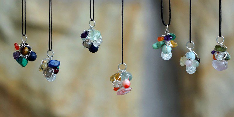 Krystal chakrahalskæder med sølv og med dybere mening.